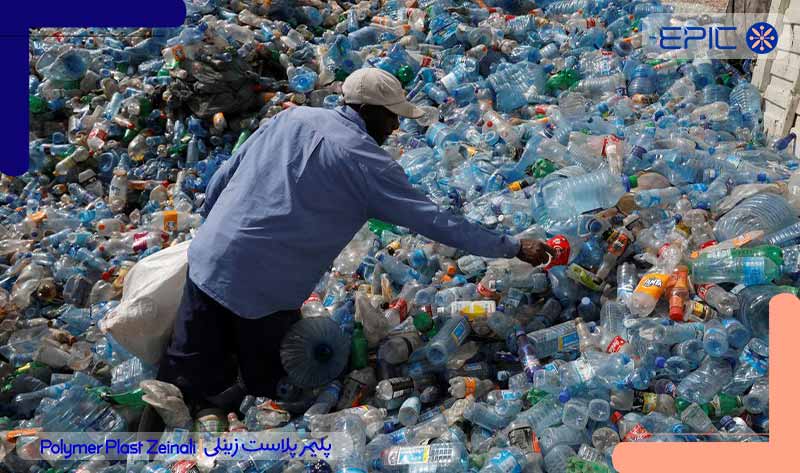 فردی در بیین زباله های بازیافتی