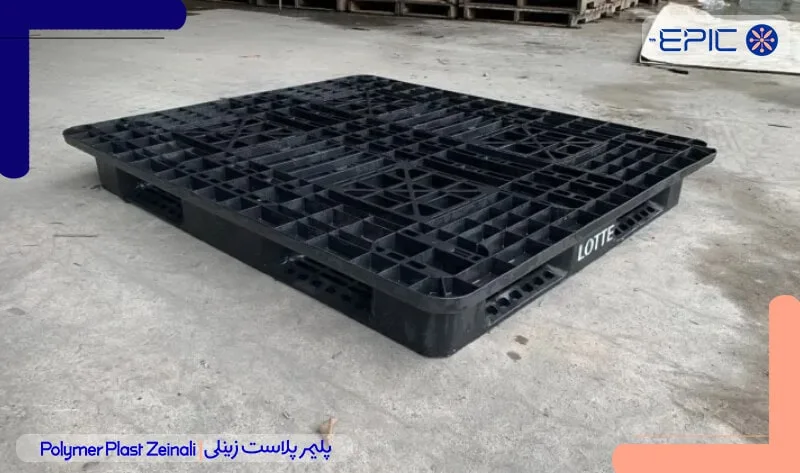 پالت پلاستیکی مشکی روی زمین